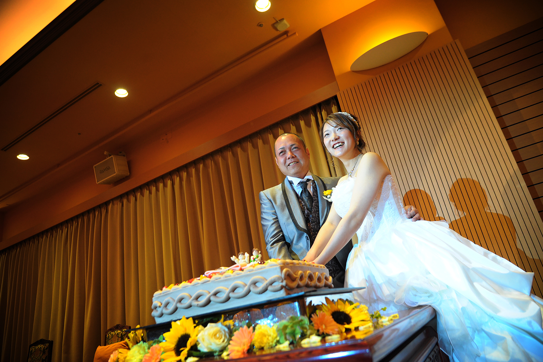 ビールサーブでテーブルラウンドお酒好きな二人らしいアットホーム婚 熊本の結婚式 菊南温泉ユウベルホテル